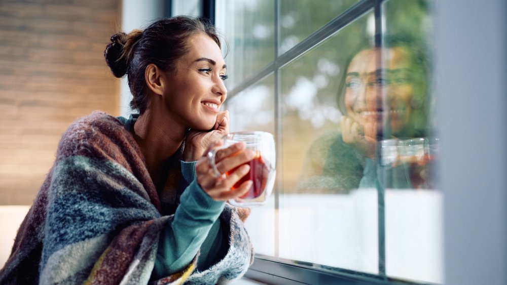 Une femme qui regarde par la fenêtre